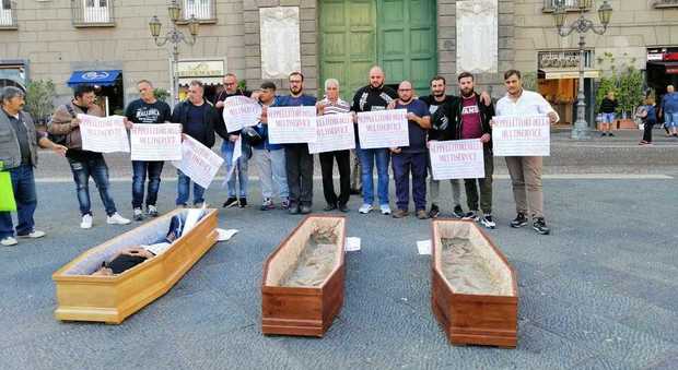 Napoli, cimitero senza pace: a piazza Municipio la protesta dei seppellitori con le bare