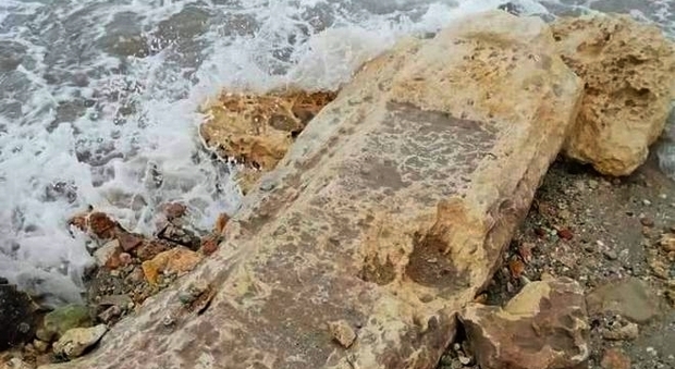 Maltempo, tempesta a porto Cesareo: il mare riporta in superficie una antica tomba
