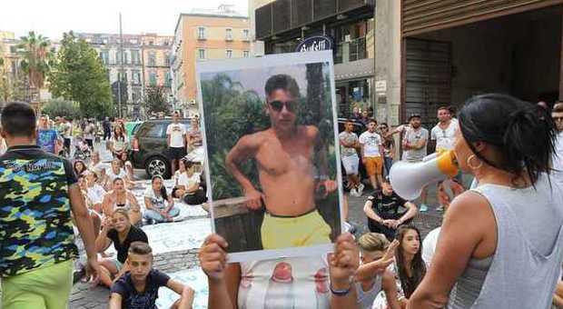 Napoli, folla ai funerali di Davide Bifolco, il ragazzo ucciso dal carabiniere