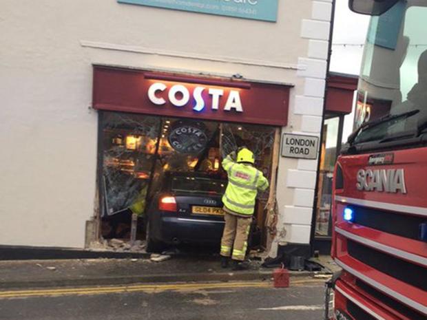 Gran Bretagna, l'auto sfonda la vetrina di un bar: un morto e cinque feriti