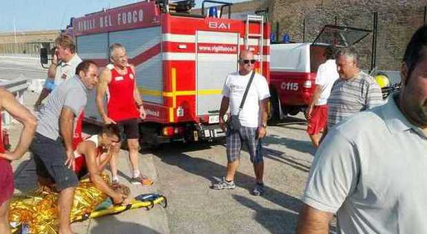I soccorsi alla donna che stava per affogare al porto di Ancona