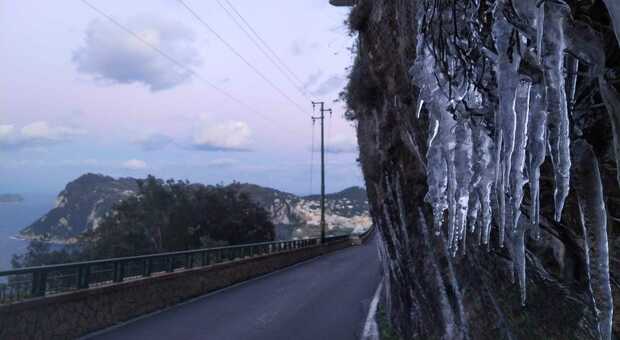 San Valentino a Capri: temperature polari e cristalli di ghiaccio sulle pareti rocciose