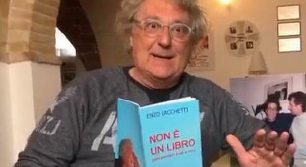 Enzo Iacchetti con il suo "Non è un libro"