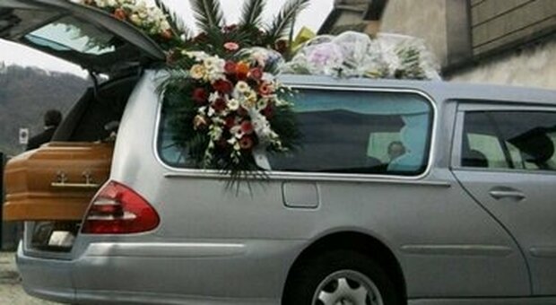 Napoli, sequestrato carro funebre con bara a bordo: niente assicurazione