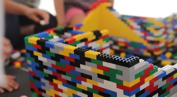 "Non aiuta i bambini profughi": la rabbia della Lego corre sui social