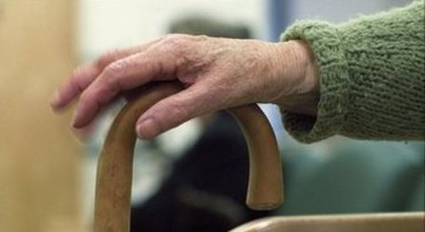 Tiene la madre un anno intero su una sedia: 86enne muore tra atroci sofferenze
