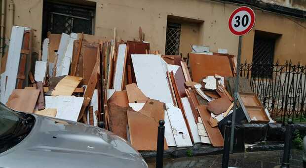 Napoli nel degrado, la Ruota degli Esposti sfregiata: è diventata una discarica di rifiuti