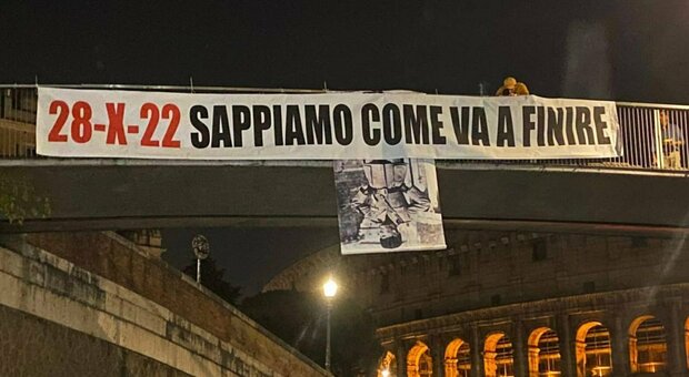 Colosseo, striscioni pro e contro la marcia su Roma: immagine di Mussolini prima capovolta poi messa dritta