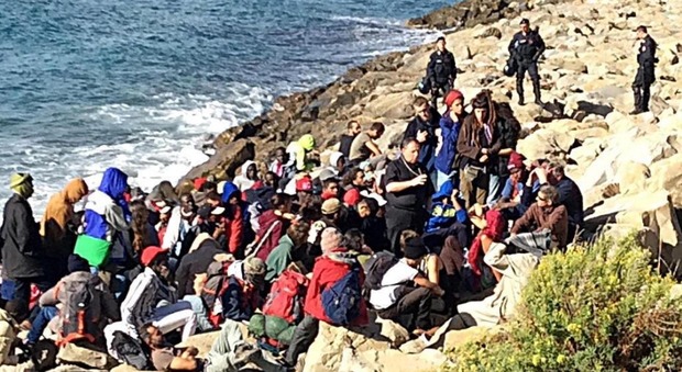 Migranti si gettano in mare a Ventimiglia e raggiungono la Francia a nuoto