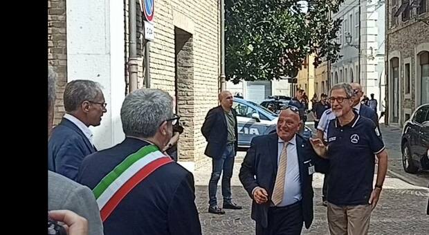 Il ministro Musumeci tra i sindaci dell’alluvione nelle Marche: «I soldi ci sono, avanti con i cantieri»