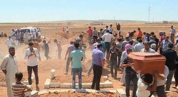 Aylan sepolto a Kobane con la madre e il fratellino. Il papà: li ho riportati a casa