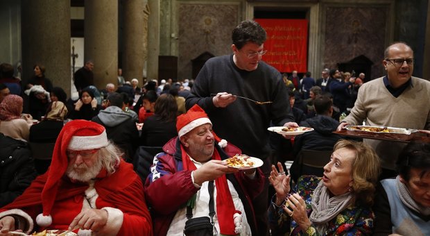 Roma, oltre mille al pranzo di Natale della comunità Sant'Egidio con i poveri a Santa Maria in Trastevere