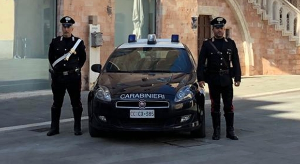 Foligno, sorpresi a scavare in un campo e quando i carabinieri chiedono loro i documenti scappano e innescano una colluttazione: arrestati