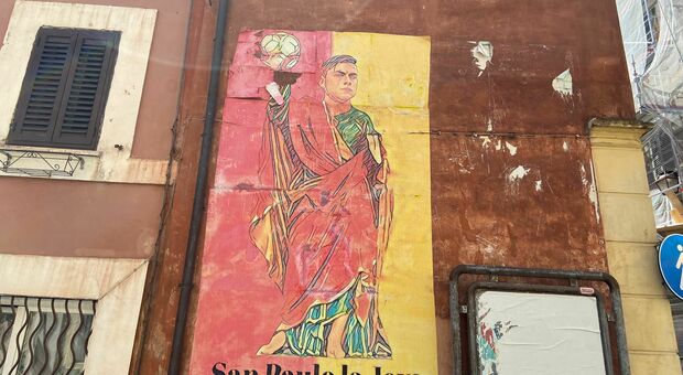 Dybala, spunta un enorme murale a Monti. L'attaccante ribattezzato "San Paulo la Joya”