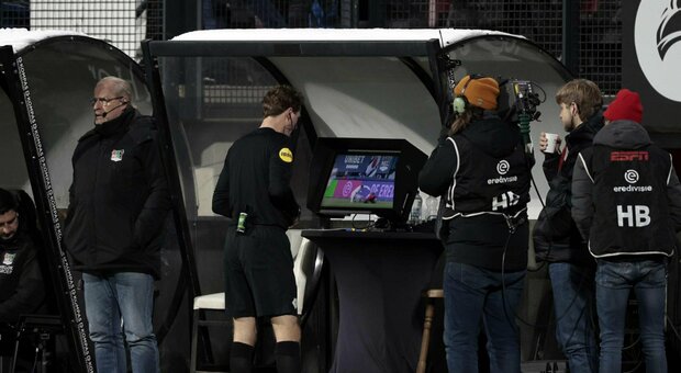 Errore del Var e partita da ripetere, si rigioca Anderlecht-Genk: cosa è successo in Belgio