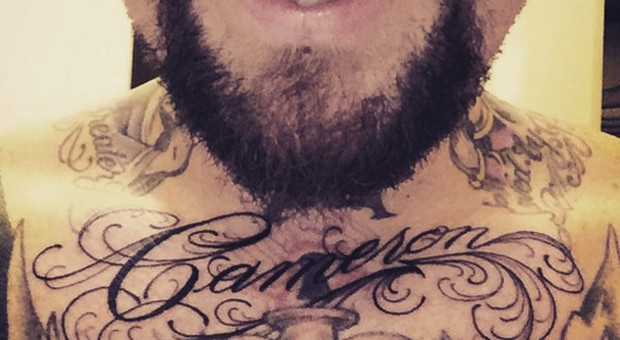 Il marito di Cameron Diaz si fa tatuare "Cameron" sul petto