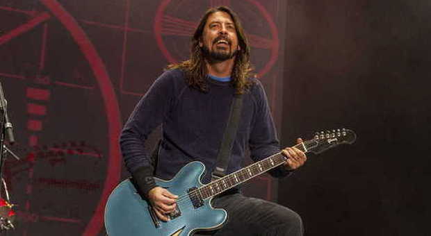 Dave Grohl si rompe la gamba al concerto, i Foo Fighters annullano tutte le date del tour europeo