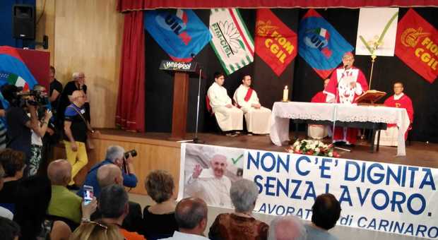 Napoli, il cardinale Sepe celebra messa alla Whirlpool: «Non si può cancellare il lavoro»