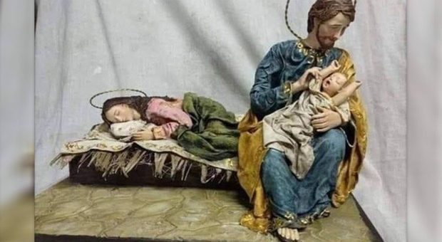 Il primo presepe contro il gender gap in Vaticano, Giuseppe culla Gesù e Maria si riposa