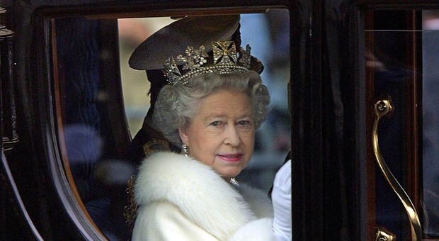 Coronavirus, la Regina Elisabetta scopre a 93 anni le videochiamate: corso intensivo