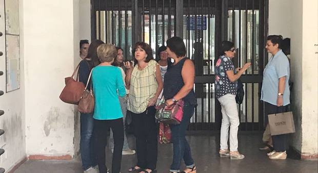 Campania, addetti all'apertura dei cancelli in ferie: i dipendenti del Municipio entrano in ritardo