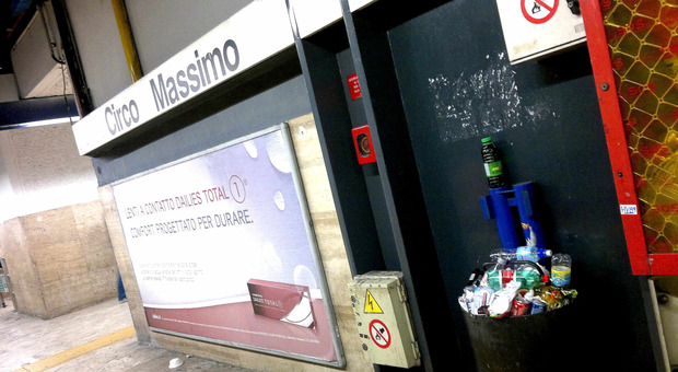 Roma, suicidio in metro: uomo si lancia sui binari all'arrivo del treno. Traffico bloccato