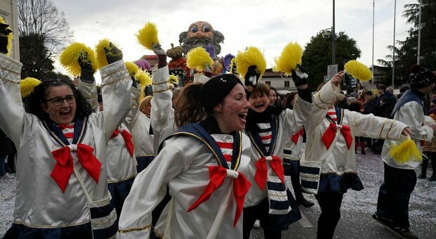 A Pieve del Grappa, il Carnevale "ruba" la giornata alla tradizionale sagra di San Paolo (foto d'archivio del Carnevale di Volpago)