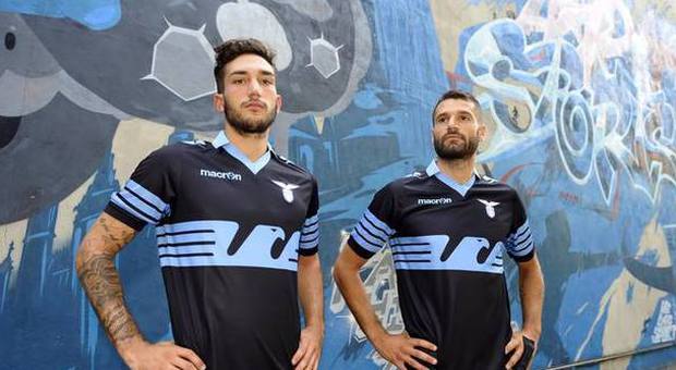 Lazio, presentata a Shanghai la nuova maglia da trasferta con l'aquila stilizzata
