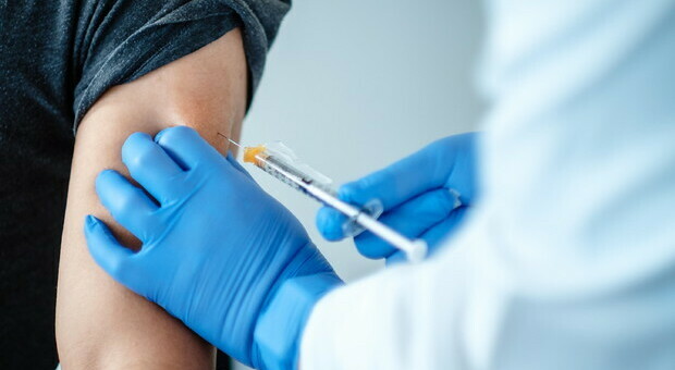 Un sanitario inietta un vaccino