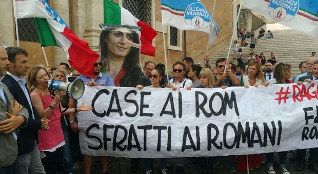 Meloni in Campidoglio, flashmob FdI contro Raggi: «Case ai rom, sfratti ai romani»