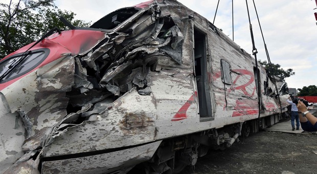 Treno deraglia, è strage sui binari: 18 morti e oltre 180 feriti IL VIDEO DELLO SCHIANTO