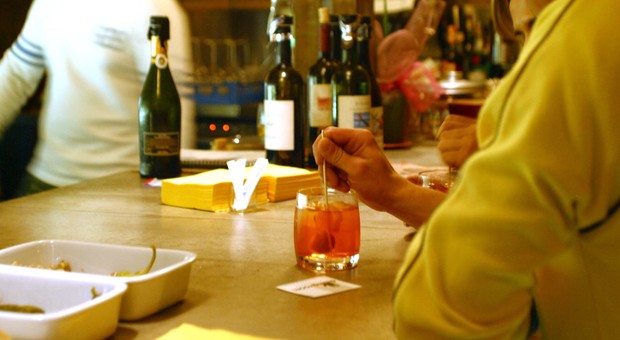 Maxi multa per gli spritz serviti a studenti minorenni in un bar del centro a Conegliano