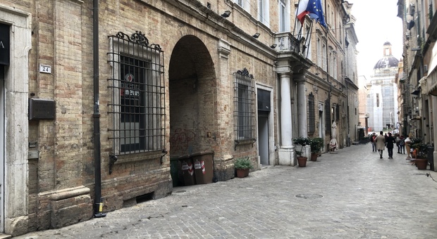La storica sede della Provincia a Macerata