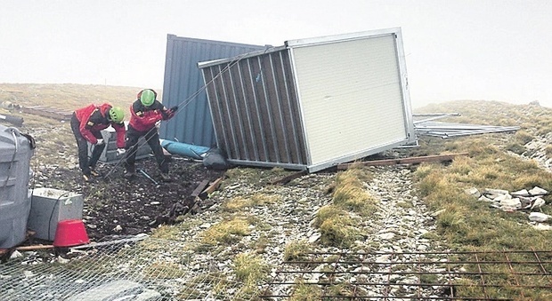 Arquata, il vento ribalta i container del cantiere del rifugio: due operai salvati in montagna