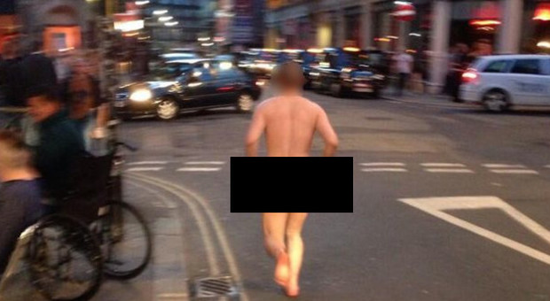 Uomo gira nudo in strada e aggredisce i carabinieri