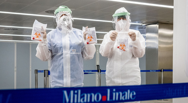 Tamponi in aeroporto a Linate: «Test su base volontaria». Ma un passeggero su due dice no