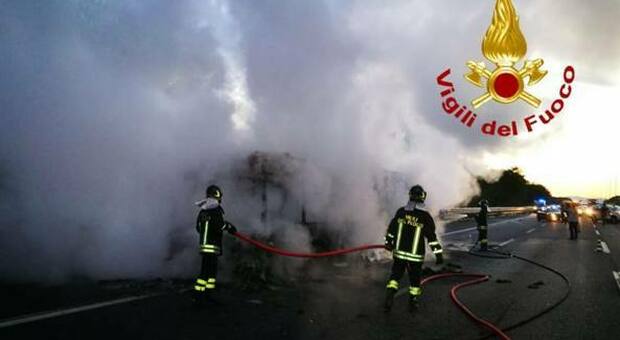Roma, autobus Atac prende fuoco sul Gra. «Mezzo in servizio da 20 anni»