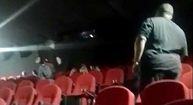 Uomo espulso dalla sala di un cinema per urlato a un ragazzo «grasso di m...»