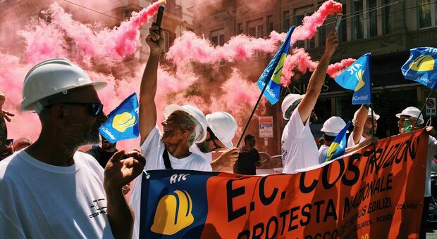 Bonus edilizi, migliaia in piazza a Napoli per chiedere lo sblocco delle cessioni di crediti d’imposta