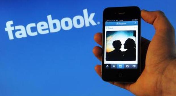 Facebook caro sulle bollette, la funzione video in autoplay fa lievitare i costi