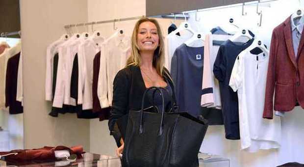 Alessia Tedeschi, shopping per le vie di Milano per l'ultima fiamma di Luigi Berlusconi