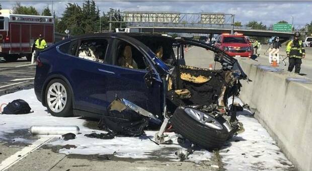 Tesla sbatte contro un albero ed esplode: morto il conducente e la moglie cita l'azienda per danni