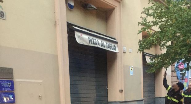 Roma, paura a Prati: cornicione cade sulla pizzeria dei bambini