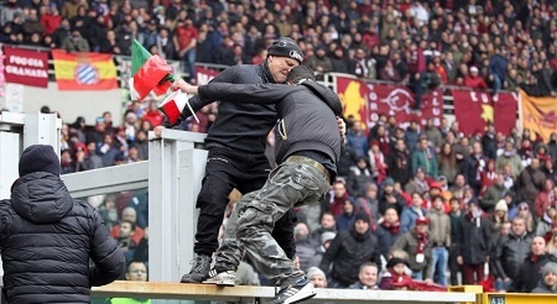 Scontri tra tifosi allo stadio "Grande Torino"