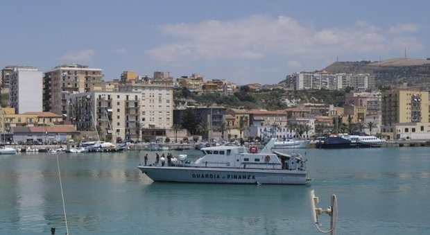 Migranti, navi marina e Gdf a difesa dei porti: radar e aerei per controllare partenze