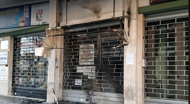 Incendi sospetti a Caserta: bruciano store Juvecaserta e cicchetteria