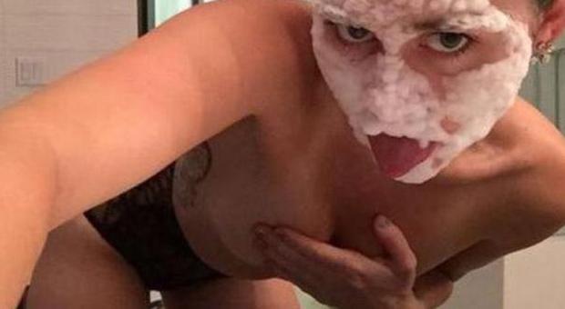 Miley Cyrus nuda e con la schiuma da barba: la foto su Instagram è superhot -GUARDA