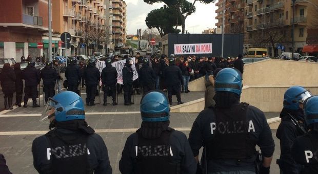 Roma, tensione a Torpignattara: presidio contro Salvini