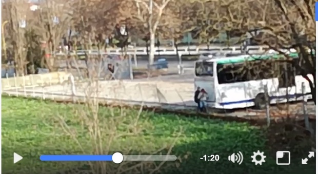 Sesso in pieno giorno dietro il bus: il video finisce su Facebook