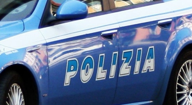 Napoli, schiaffi a donna per rapinare cellulare: lei in ospedale, lui arrestato